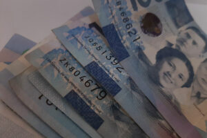 Peso slumps on fresh geopolitical concerns