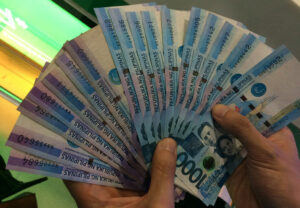 Peso hits near one-month high on Fed cut bets