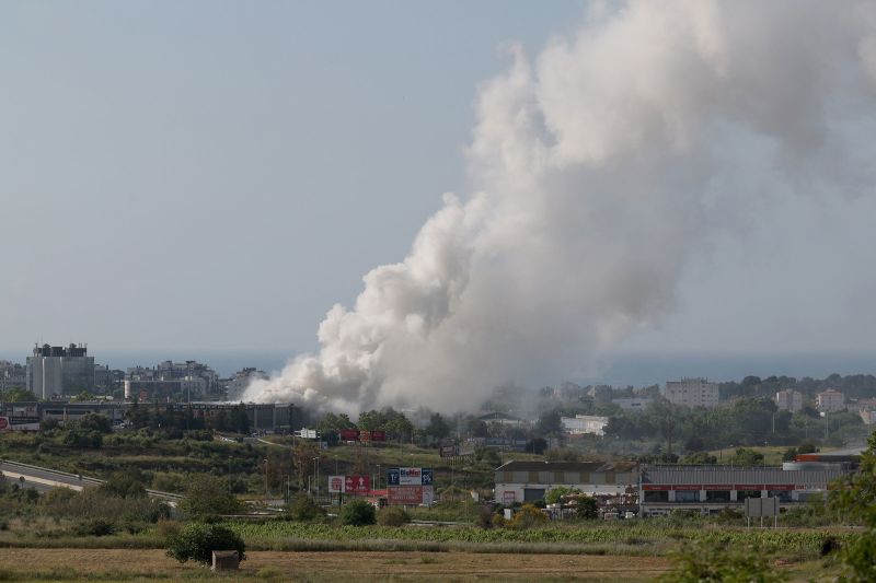 Toxic cloud forces 160,000 Spaniards to stay inside after fire
