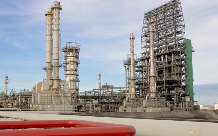 Warren launches probe into major banks over Trump Venezuela oil sales