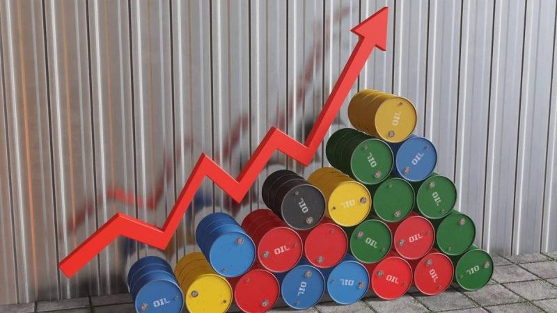 Oil Tops US$100 as Iran Conflict Threatens Strait of Hormuz Supply Route